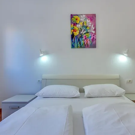 Host Apartment *