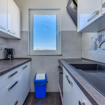 Apartment Host *